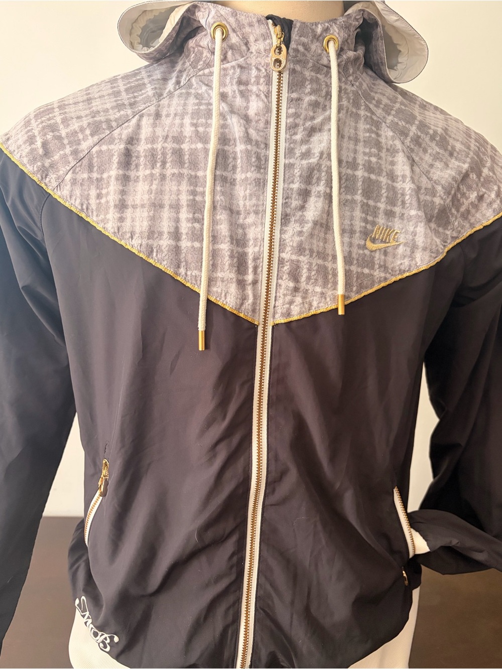 ✨ 2008 MARRIED TO THE MOB X NIKE WMNS WIND JKT - LARGE Friends & Family✨ OOAK!! - Picture 8 of 11